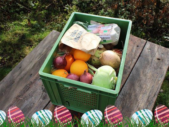 Mann mit grünen Kisten in der Hand