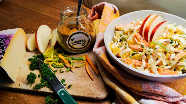 Rezeptbild für Apfel-Porree-Salat mit Käsewürfeln