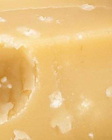 Salzablagerung auf Käse unter der Folie 