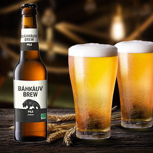 KI generiert: Bierflasche und zwei gefüllte Gläser auf einem Tisch. Text: "BAHKAUV BREW PILS".