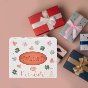 Ein Glas Bio-Erdbeerkonfitüre vor Erdbeeren, Aufschrift: "aus hofeigenen Früchten", "aus der Hofküche".