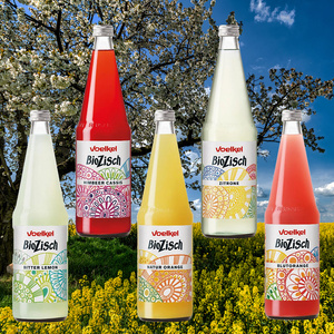 Ein Glas Bio-Erdbeerkonfitüre vor Erdbeeren, Aufschrift: "aus hofeigenen Früchten", "aus der Hofküche".