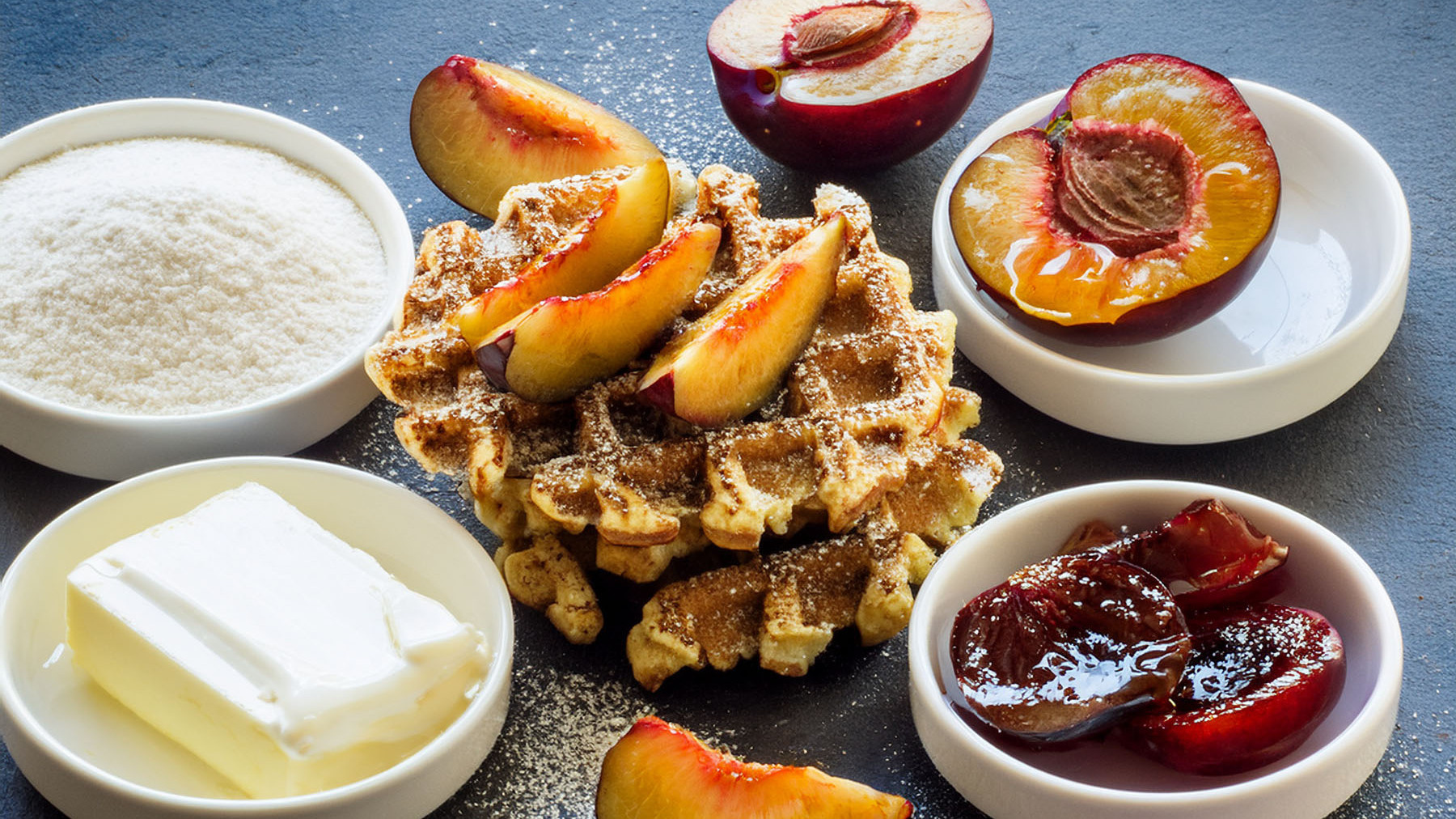 Rezeptbild für Joghurt-Waffeln mit Pflaumen & Walnüssen