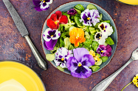 Ein Steak mit Rosmarin auf dem Grill über offener Flamme.