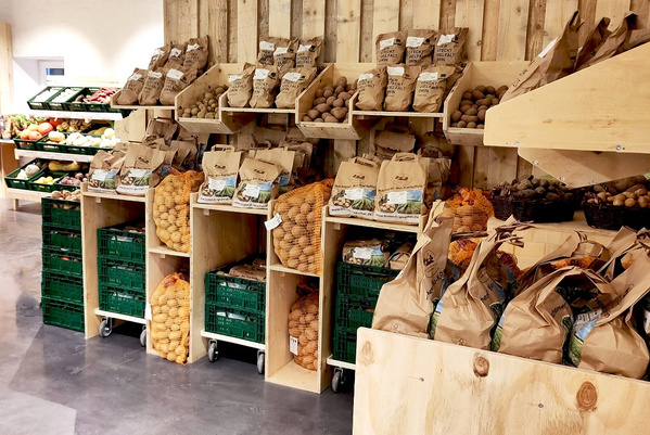 Ein Komposthaufen mit verschiedenen pflanzlichen Abfällen in einer Holzkiste.