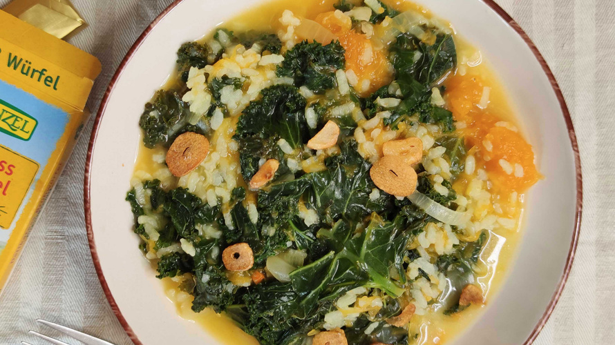 Rezeptbild für Kürbis-Reis-Eintopf mit Grünkohl und Knoblauchchips