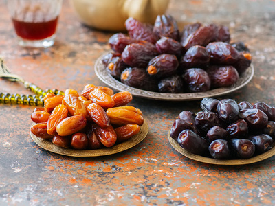 Ein Glas Bio-Erdbeerkonfitüre vor Erdbeeren, Aufschrift: "aus hofeigenen Früchten", "aus der Hofküche".