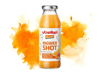 Ein Glas Bio-Erdbeerkonfitüre vor Erdbeeren, Aufschrift: "aus hofeigenen Früchten", "aus der Hofküche".