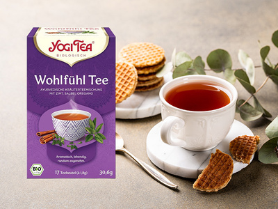 Ein Glas Bio-Erdbeerkonfitüre vor Erdbeeren, Aufschrift: "aus hofeigenen Früchten", "aus der Hofküche".