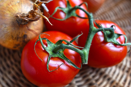 Verschiedene frische Gemüse wie Karotten, Paprika und Tomaten auf einem Tisch in einer Küche.