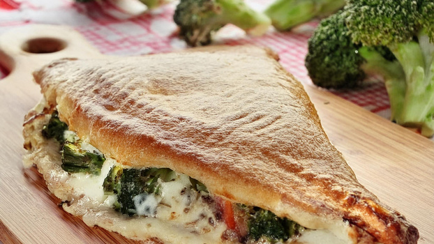 Rezeptbild für Vegetarische Calzone mit Broccoli und Käse