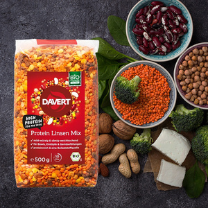 KI generiert: Packung "Davert Protein Linsen Mix" mit Nüssen, Gemüse und Hülsenfrüchten auf dunklem Hintergrund.