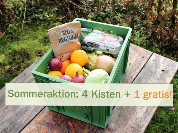 KI generiert: Kiste mit Bio-Produkten auf einem Tisch im Freien. Text: "Sommeraktion: 4 Kisten + 1 gratis!"