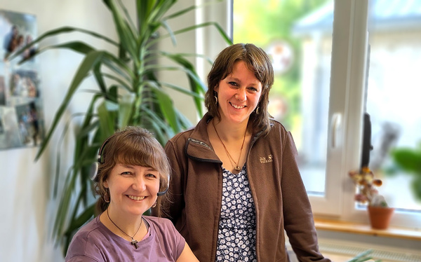 Bild einer Kundenservice Mitarbeiterin mit Text Du hast noch Fragen?