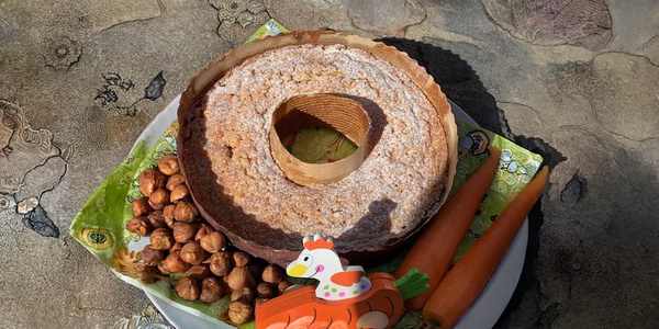 KI generiert: Ein Glas Söbbeke Bio-Joghurt vor einem Feld bei Sonnenuntergang. Text: "BIO Weidemilch Joghurt mild 1,5% Fett".