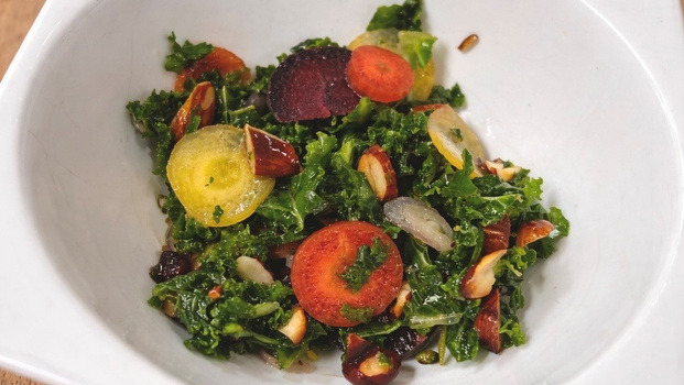 Rezeptbild für Grünkohlsalat mit Ur-Möhren, gerösteten Mandeln und Orangen-Senf-Dressing