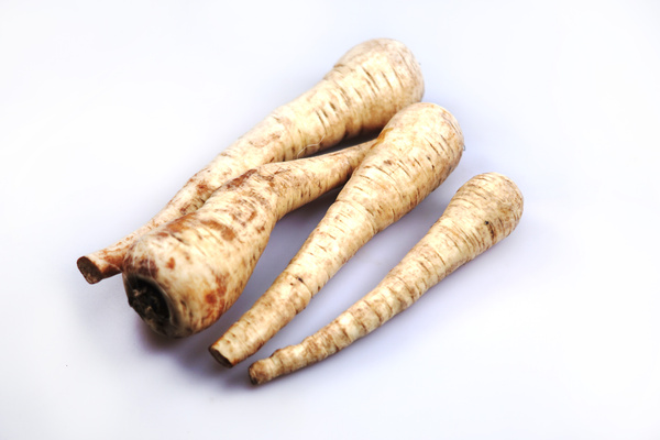 KI generiert: Vier Pastinaken auf einem weißen Hintergrund.