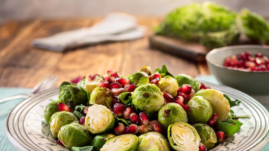 Rezeptbild für Rosenkohl-Pfanne mit Chicorée-Granatapfel-Salat