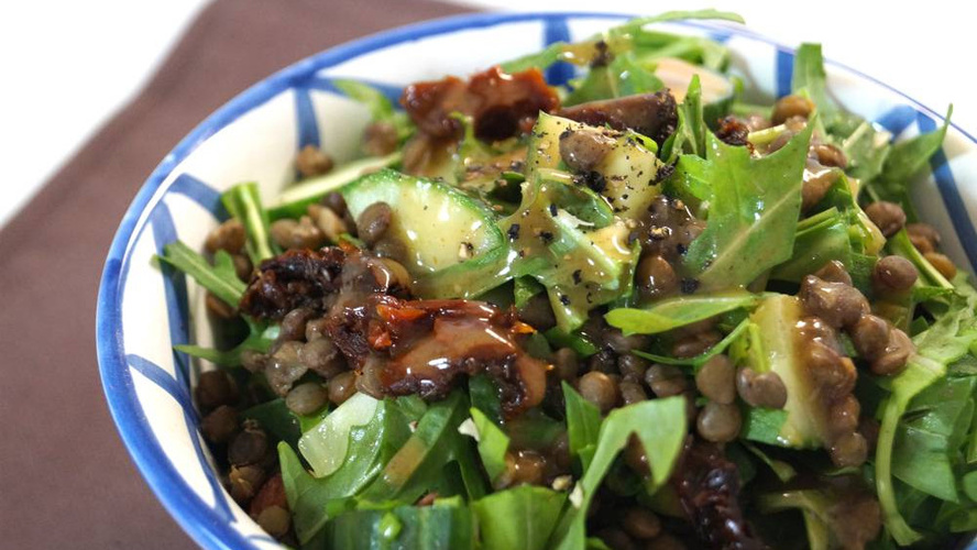 Rezeptbild für Linsensalat mit Radicchio, getrockneten Tomaten und Frischkäsehaube