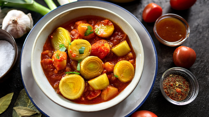 Rezeptbild für Porree mit Tomatensauce und Kartoffeln