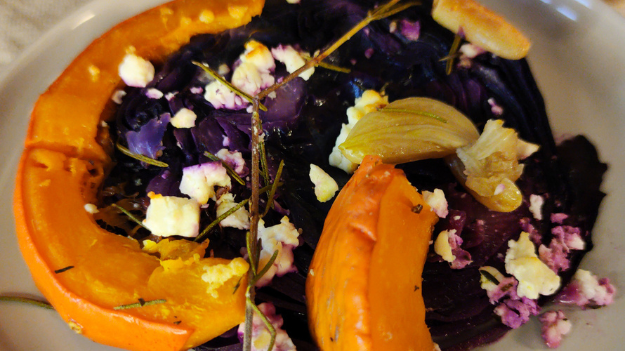 Rezeptbild für Gebackener Rotkohl mit Kürbis und Schafskäse