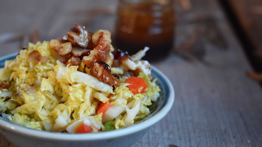 Rezeptbild für Wirsingsalat mit Apfel und frischen Walnüssen