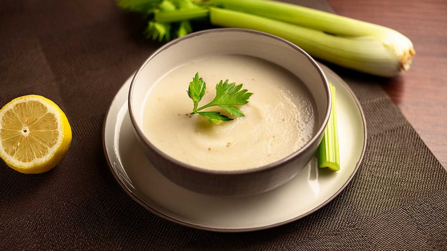 Rezeptbild für Zitronensuppe mit Staudensellerie - Pesto