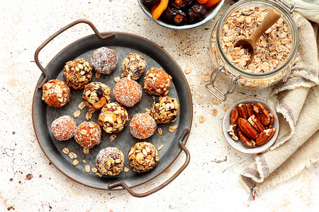 KI generiert: Eine Schale mit Joghurt, Himbeeren, Chiasamen, Müsli und Minze auf hellem Holz, daneben ein Löffel.