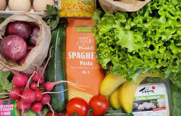 Mitarbeiterin in Packhalle