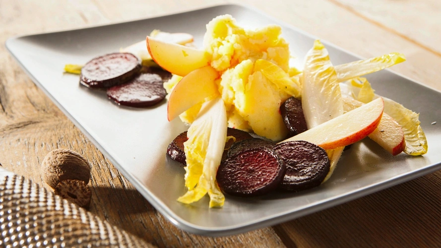 Rezeptbild für Chicorée Salat mit Rote Bete und Kartoffelstampf