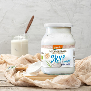 Zwei Flaschen Lou Leo Organic Spritz Orange im Gras. Text: "Lou Lou Organic Spritz Orange Zero".