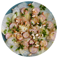KI generiert: Ein Teller mit Radieschen-Carpaccio, gehackten Nüssen und Kräutern.