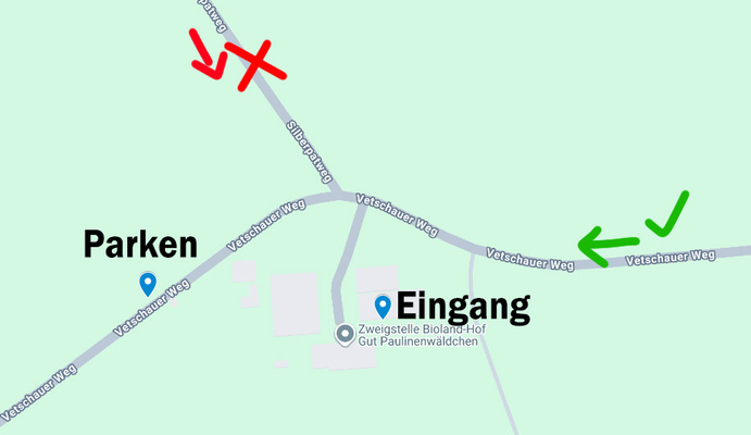 KI generiert: Karte mit Parkhinweisen: "Parken" und "Eingang" am Vetschauer Weg, mit Richtungen markiert.