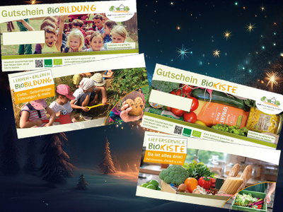 Zwei Gutscheine für BioBildung, BioKiste auf winterlichem Hintergrund.