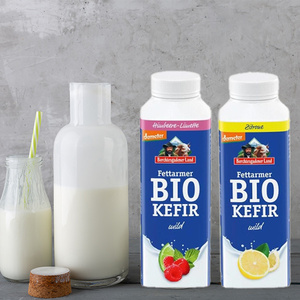 KI generiert: Zwei Flaschen fettarmer Bio-Kefir von Berchtesgadener Land. Geschmacksrichtungen: Himbeere-Limette und Zitrone.