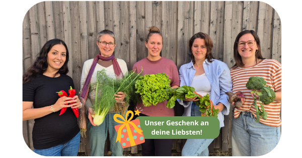 KI generiert: Fünf Personen halten frisches Gemüse. Text: "Unser Geschenk an deine Liebsten!"