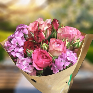 KI generiert: Eine Schüssel mit Sauerkraut garniert mit Pfefferkörnern auf einem Holzbrett.