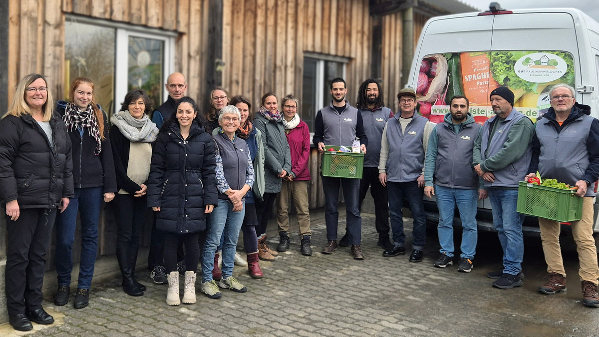 KI generiert: Eine Gruppe von Menschen steht vor einem Lieferwagen mit Kisten voller Produkte.
