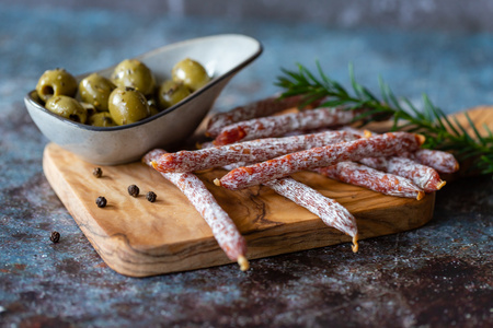 Ein Steak mit Rosmarin auf dem Grill über offener Flamme.