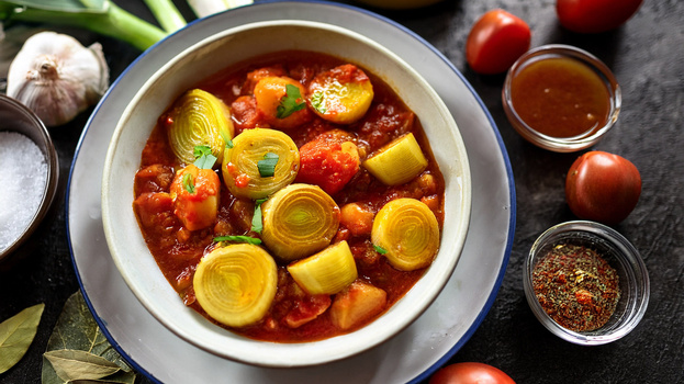 Rezeptbild für Porree mit Tomatensauce und Kartoffeln